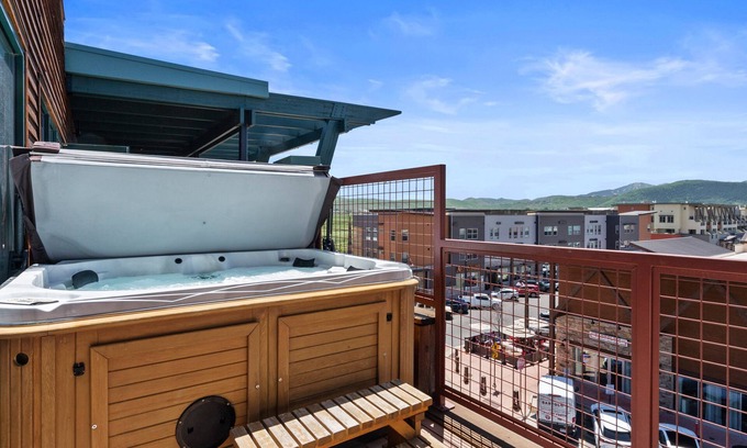 Kimball Junction Condominio | Private Hot Tub | Stylish Top-Floor | Fireplaces, Balcony + Kitchenette
