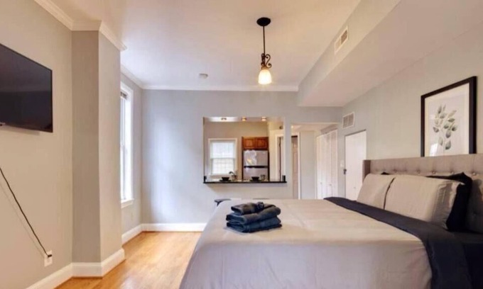 H Street Corridor Apartamento | Private Hot Tub - The Rose Garden with -Capital HILL DC