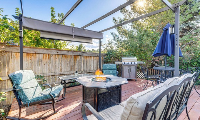 Prides Crossing Casa | Private Hot Tub w/Projector: Modern Aurora Home