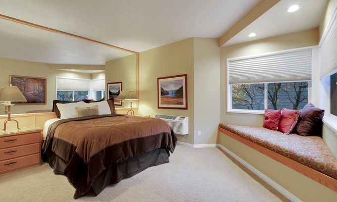 Century West Hotel | Suite privada de estilo hotel en Bend con acceso al gimnasio.