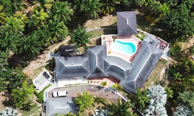 IronShore Estates Apartamento | Private House With A Pool