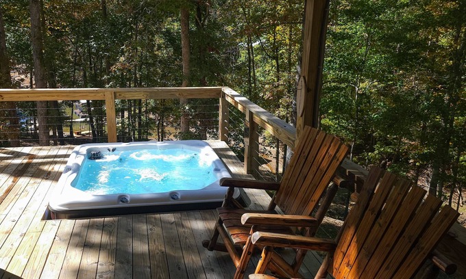 Dawsonville Casa | Private In the woods cabin With a Lakeview