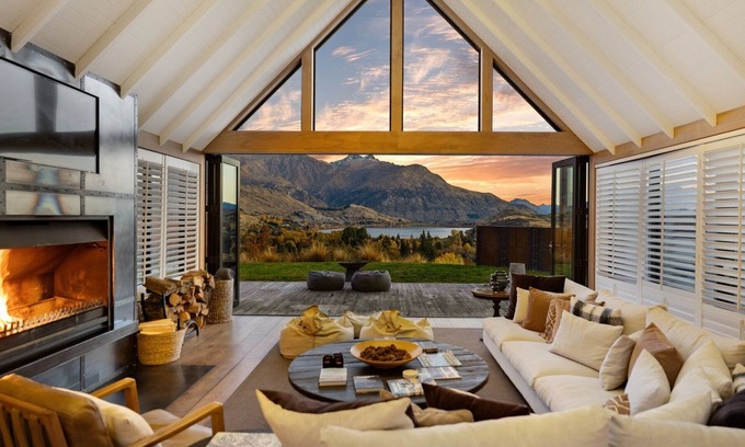 Arrowtown Casa | Private infinity pool, spa pool, tennis court, petanque