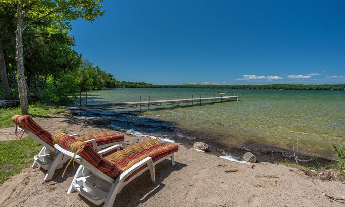 Baileys Harbor Cabina | Private Kangaroo Lake Waterfront home in Baileys Harbor