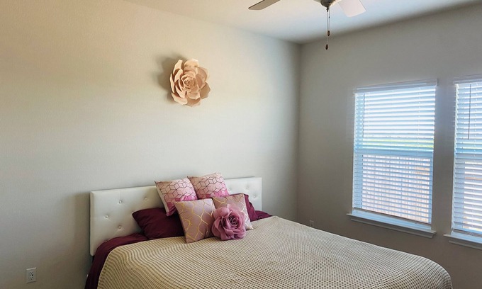Kyle Casa | Private King Master Suite for Rent near I-35 in Kyle