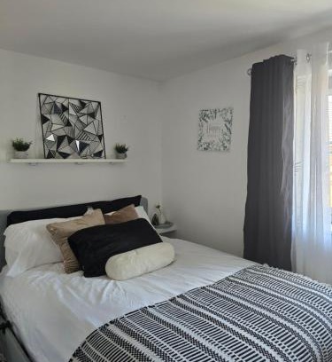 Spencers Wood Casa | Private kingsize room