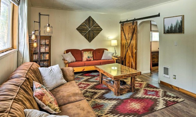 La Pine Casa | Private La Pine Cabin Rental 30 Mi to Bend!