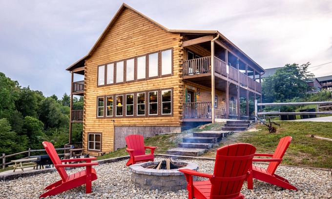 Sevierville Cabina | Private Lake- Amazing Views -2 Acres - Lux Cabin