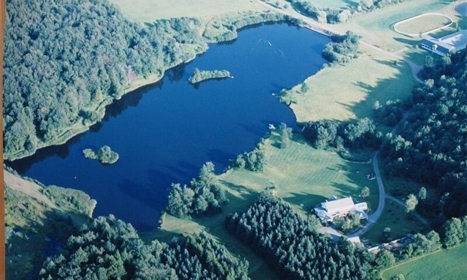 Delhi Casa | Lago privado en aguas ondulantes rodeado de 400 acres