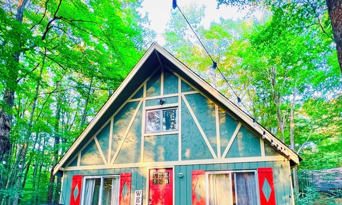 Thornhurst Chalet De Esquí | Private Lake Chalet w/ Heated Pools, Beach & Firepit!