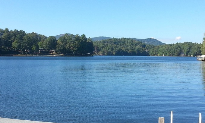 Lake Toxaway Casa | Casa privada frente al lago en el lago Toxaway en el oeste de Carolina del Norte.