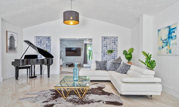 Ojus Casa | Private lake house +huge yard in Aventura