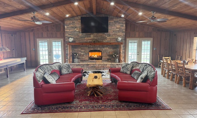 Panola County Cabina | Private Lake Lodge on 104 acres with bar, pool table, shuffle board and more!