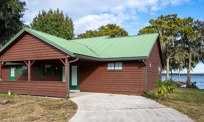 Lake Panasoffkee Casa | Private Lake View House Rental close to wonderful Big Bass Grill restaurant