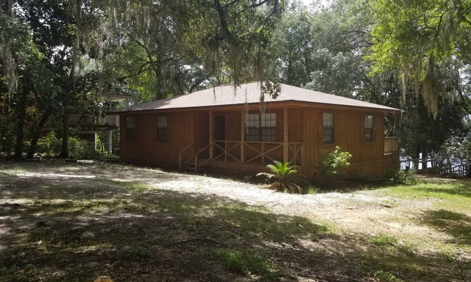 De Funiak Springs Casa | Casa privada frente al lago con porche y muelle - pescar, relajarse; tranquilo y sombreado