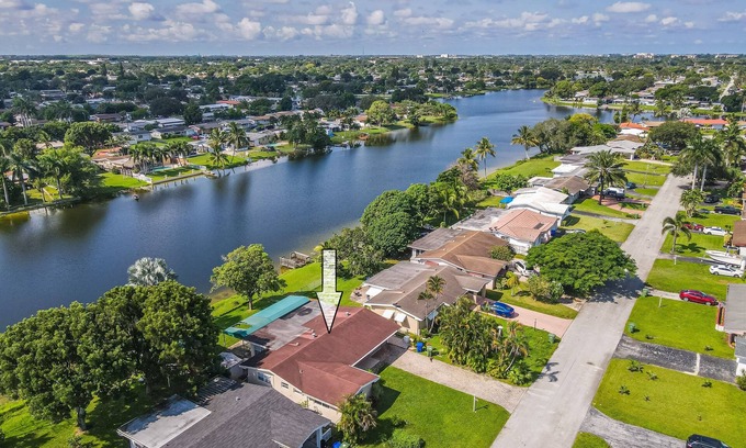 Pembroke Pines Casa | Private lakefront charming Home in Miami/Pembroke