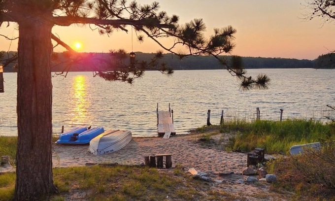 Johannesburg Cabaña | Aislado Lakefront Cottage en 14 acres con magníficas vistas del atardecer!