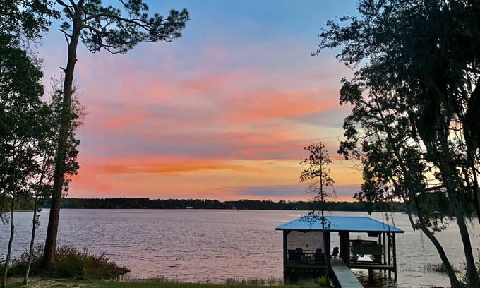 Hawthorne Casa | Hawthorne Lakefront Cottage en privado, Spring Fed Lake, Se admiten mascotas
