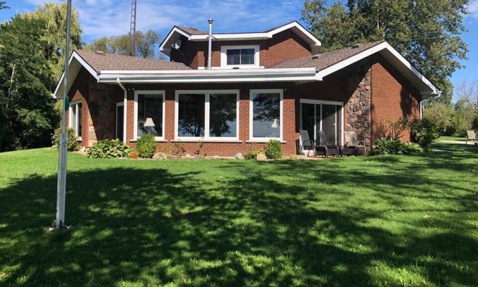 Dunnville Casa | Private Lakefront Octagon House