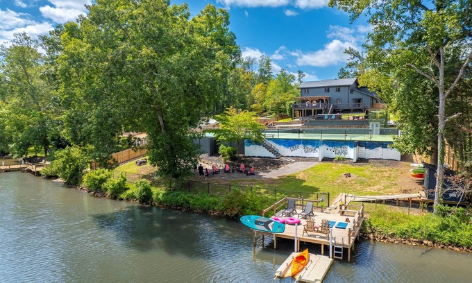 Greenville - Spartanburg Casa | Luxe Private Lakefront- Heated Swimspa, Pickleball/Basketball, Kayaks, Gameroom