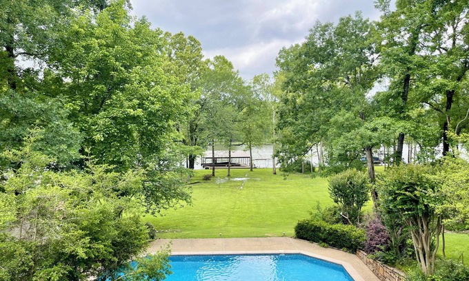 Mid America Casa | Private Lakeside Retreat w/private pool & boat dock. 15 to downtown Hot Springs.