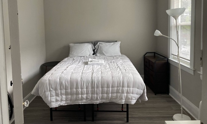 Little Italy Casa | Private Little Italy Room near University Hospital + CWRU