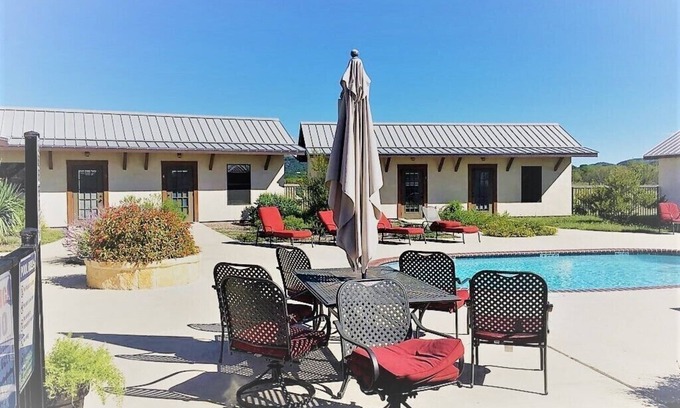 Rio Frio Casa | Su propio resort cerca del río Frio con una piscina privada