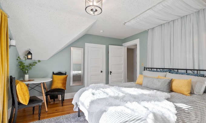 Logan Casa | Private Loft in 2 Story Victorian, Billiken Inn