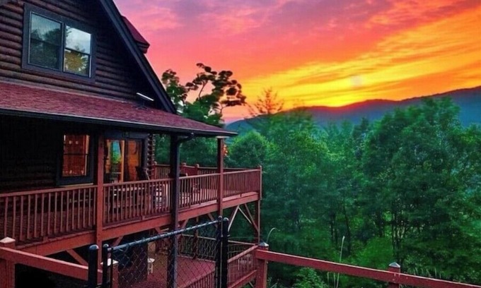 Marion Cabina | Private Log Cabin in woods, Fenced, Mountain Views