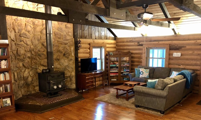 Edwardsville Cabina | ¡RETIRO PRIVADO DE LA CABINA DE REGISTRO! Cabaña aislada en Woods con acceso al estanque de pesca!