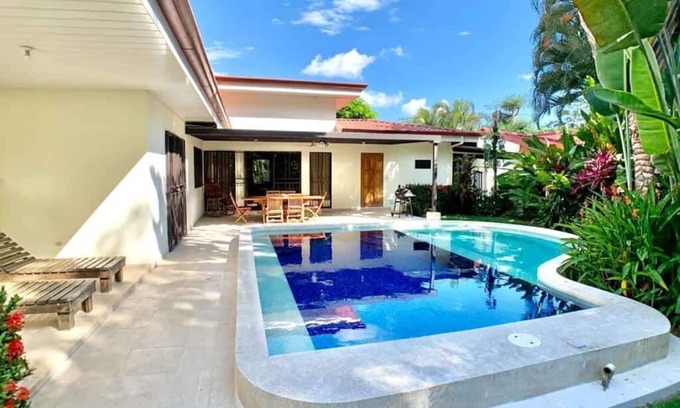 Barrio Ricos y Famosos Casa | Private Lush Gem in heart of Jaco with Large Pool!