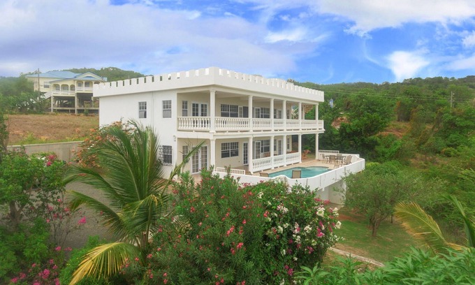 Savannes Villa | Piscina privada, nueva, lujosa, climatizada con energía solar, vista espectacular, cocina opcional