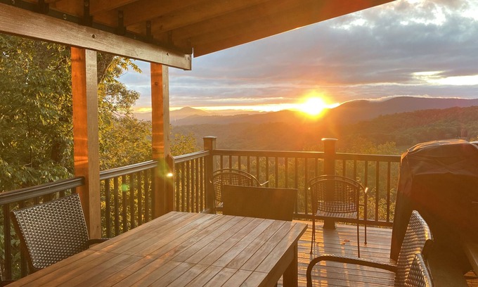 Vilas Casa | Private luxury home, sunset/mountain views, game room, pet-friendly, sleeps 22