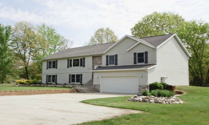 Bridgman Casa | Retiro de lujo en Lake MI con bañera de hidromasaje cerca de las playas y bodegas de Lake MI - 17 plazas