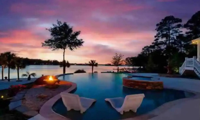 Lexington Casa | Private Luxury Lakefront Estate