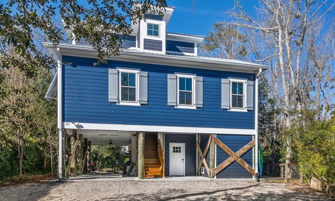 Pawleys Island Casa | Private Luxury Pawleys Island Home in Prime Location with Gourmet Kitchen!