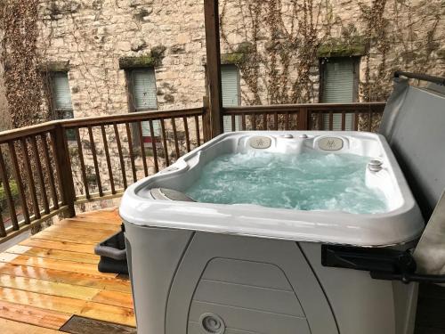 Eureka Springs Historic District Apartamento | Private Luxury Suite with Hot Tub Downtown Eureka Springs