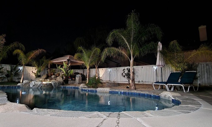 Temecula Casa | Private master Bedroom with tropical garden and pool view