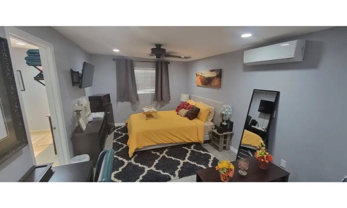 North Mountain Casa | Private Master Suite - IN-ROOM MASSAGE AVAILABLE! - PETS OK