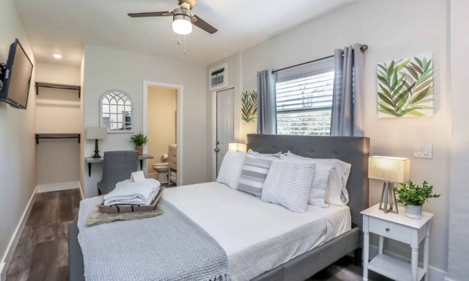 Coral Terrace Apartamento | Your Private Miami Studio: Comfort & Convenience