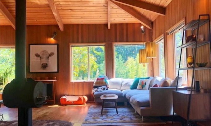 Stanwood Cabina | PRIVATE MID CENTURY MODERN CEDAR CABIN