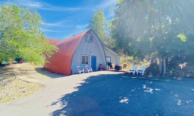 BX Casa | Private Middleton Mountain Chalet Bungalow. Pet Friendly W/amazing Views