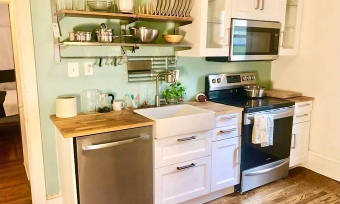 Garden Court Apartamento | Private Modern 1 Bedroom - Back Patio, near UPenn