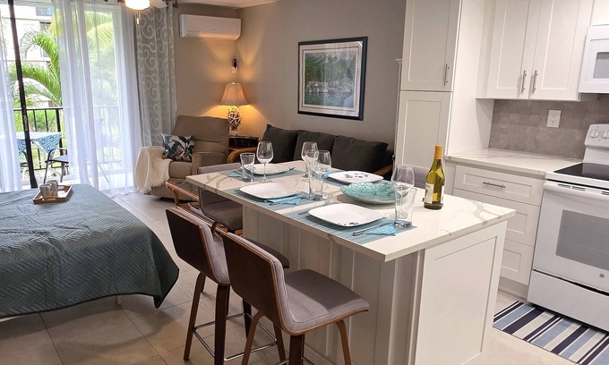 Williams Town Condominio | Private Modern Beachfront Condo in the Bahamas