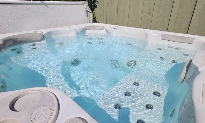 Halifax County Apartamento | Private, Modern Boho Detached Suite w/Hot Tub