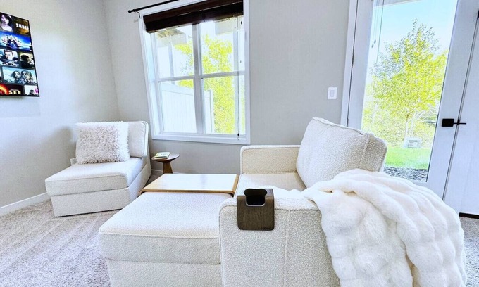 Chantilly Casa | Private, Modern+Cozy 1 BEDR+1 BTH Suite, Location!