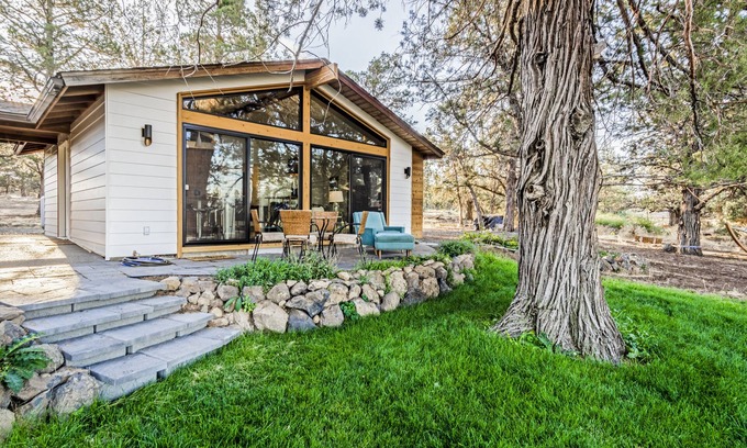 Bend Cabina | Private modern mid century cabin, mountain views, hot tub, 15 minutes to bend!