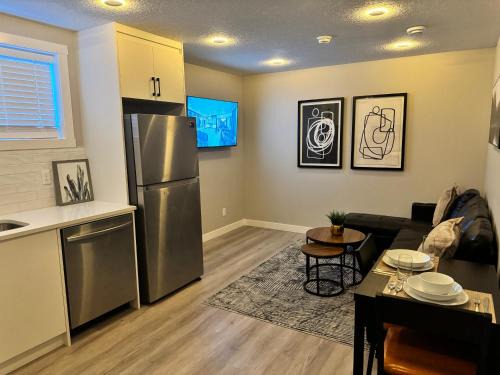 Northwest Calgary Apartamento | Private Modern Retreat in the NW