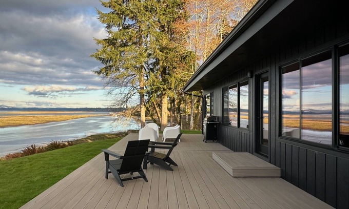 Astoria Casa | Private Modern Retreat with Stunning Riverfront Views!