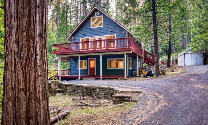 Altaville Cabina | Private Mountain Cabin on 8 Acres-Luxury Amenities and Family Friendly